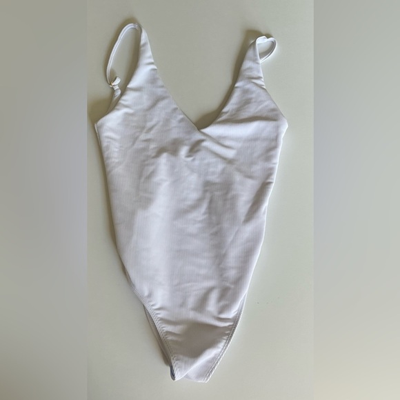 Beach Riot Core Collection Reese One Piece in White Size Large - Picture 1 of 5